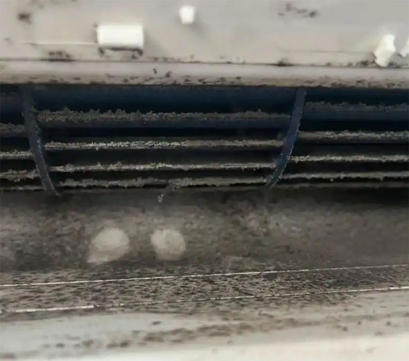 东河空调吹的风有股烧焦味是怎么回事